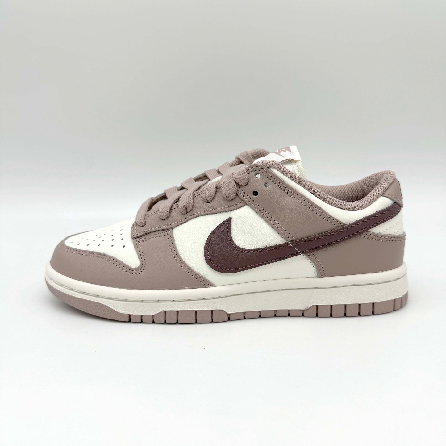 Der Nike Dunk Low "Sail Plum Eclipse" Sneaker ist eine Hommage an zeitlose Eleganz und urbanen Streetstyle. Mit seinem minimalistischen Design und hochwertigen Materialien setzt dieser Sneaker ein markantes Fashion-Statement.