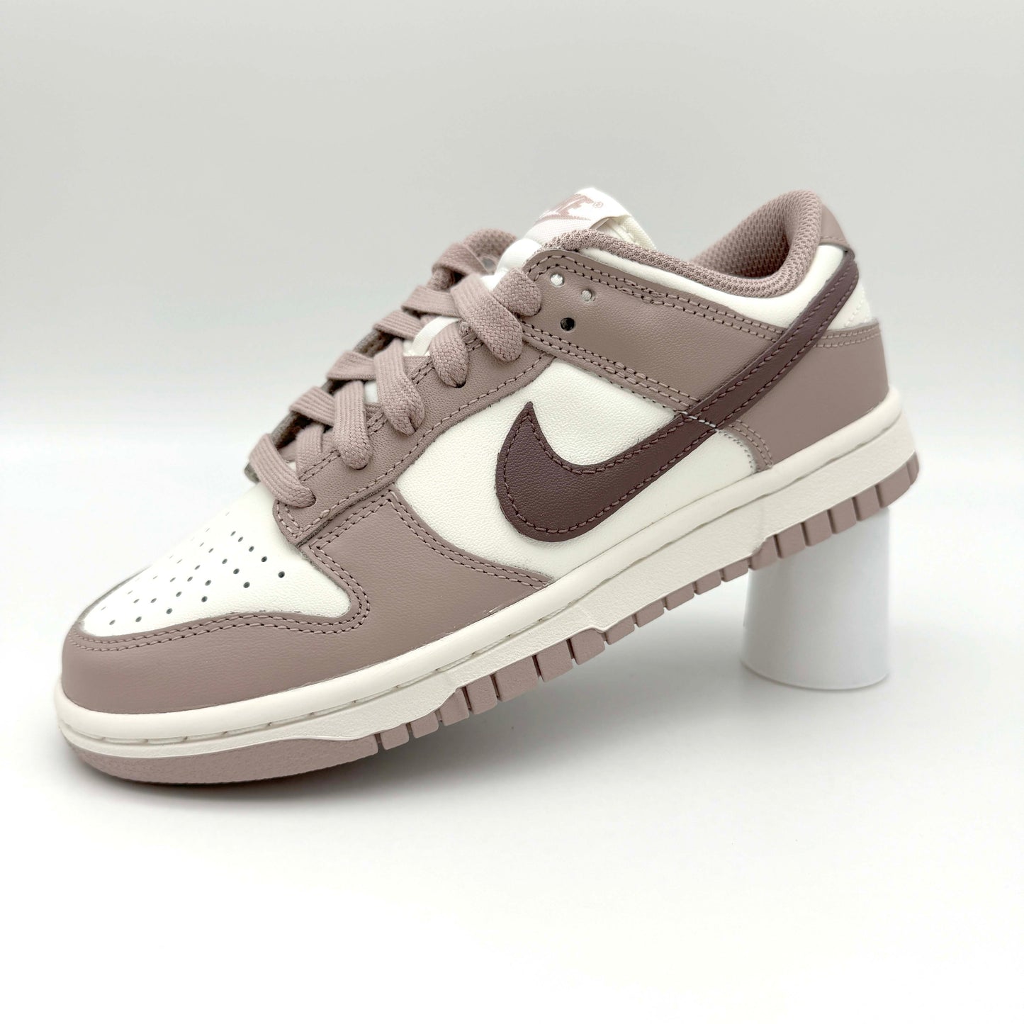 Der Nike Dunk Low "Sail Plum Eclipse" Sneaker ist eine Hommage an zeitlose Eleganz und urbanen Streetstyle. Mit seinem minimalistischen Design und hochwertigen Materialien setzt dieser Sneaker ein markantes Fashion-Statement.