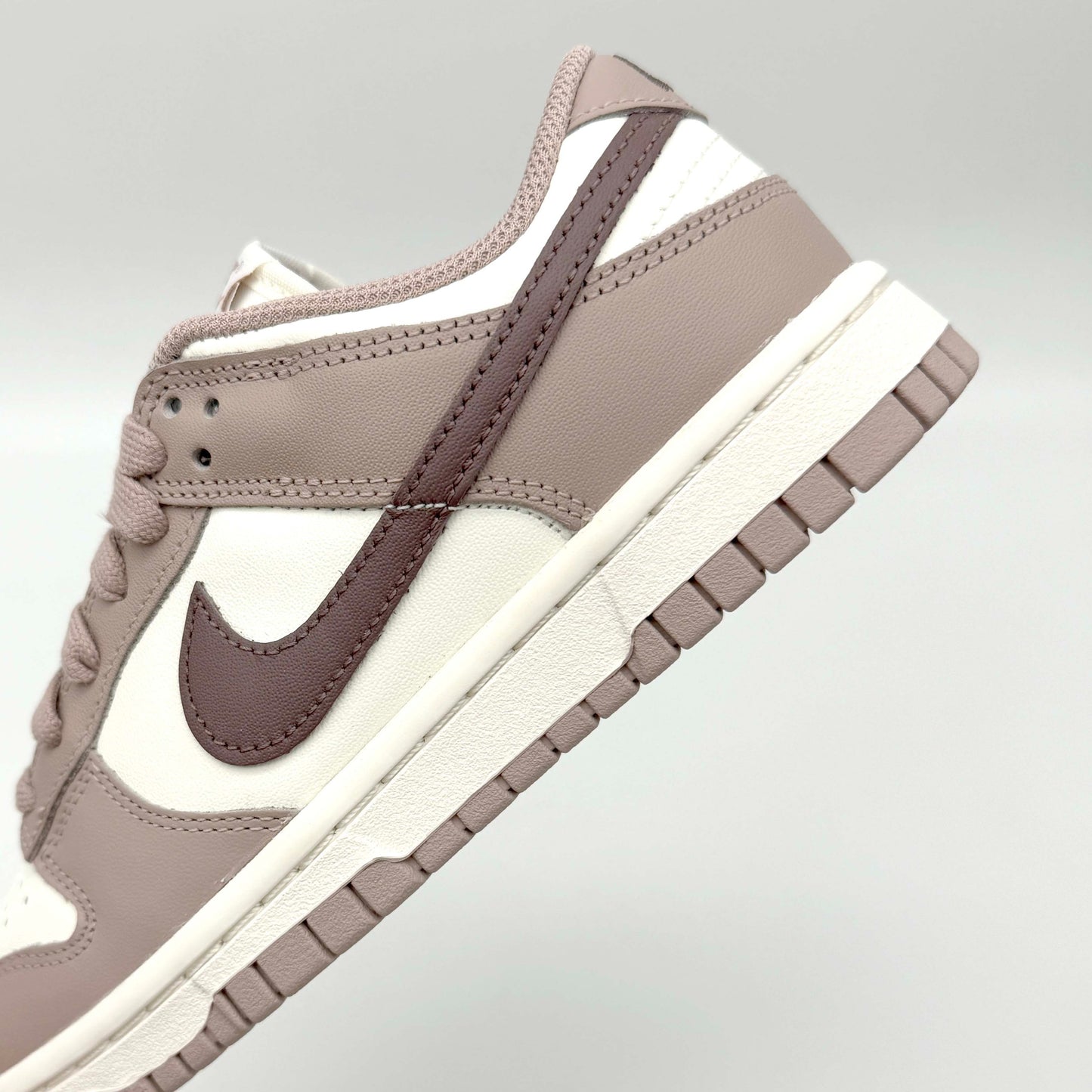 Der Nike Dunk Low "Sail Plum Eclipse" Sneaker ist eine Hommage an zeitlose Eleganz und urbanen Streetstyle. Mit seinem minimalistischen Design und hochwertigen Materialien setzt dieser Sneaker ein markantes Fashion-Statement.