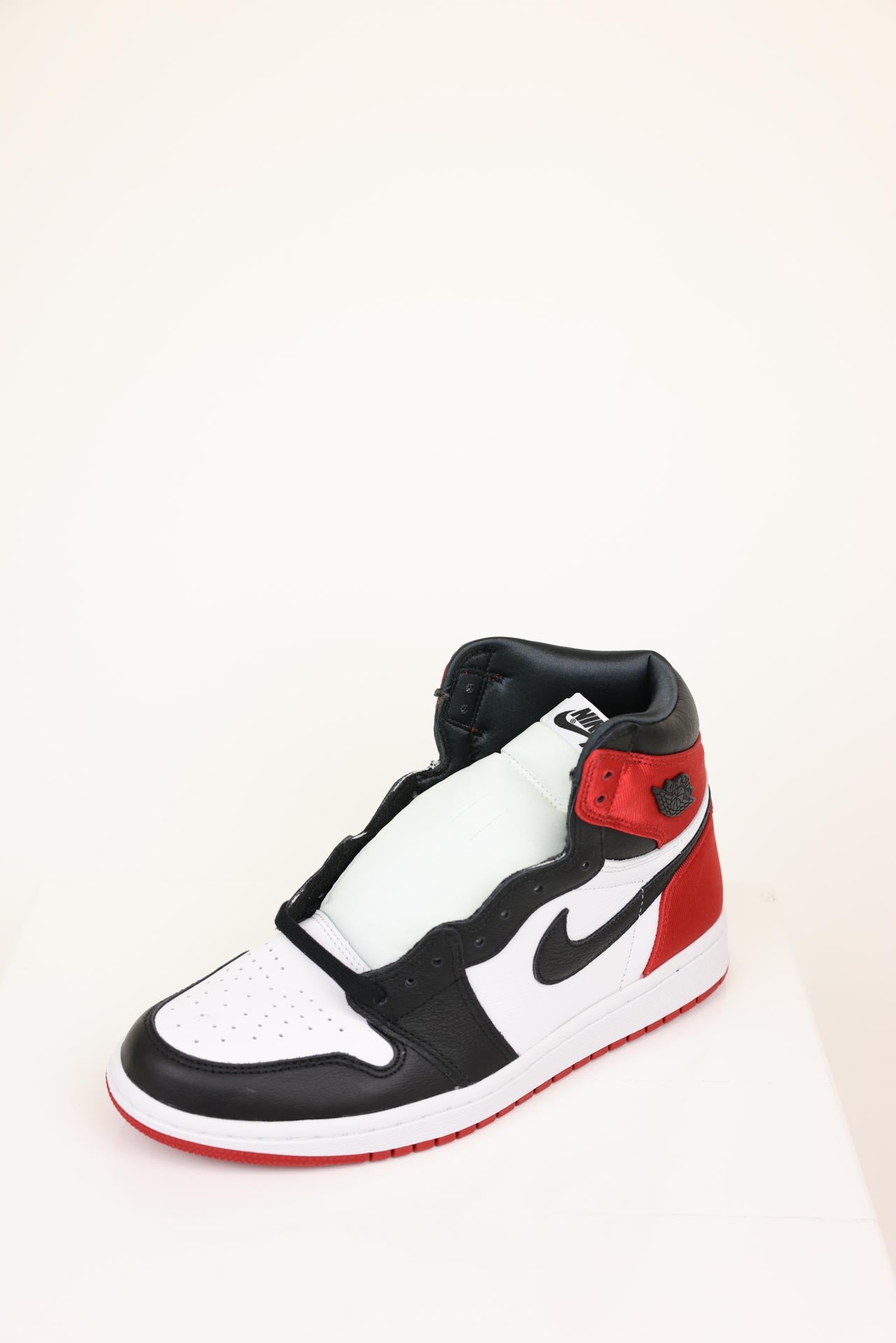 Jordan 1 Retro High Satin Black Toe