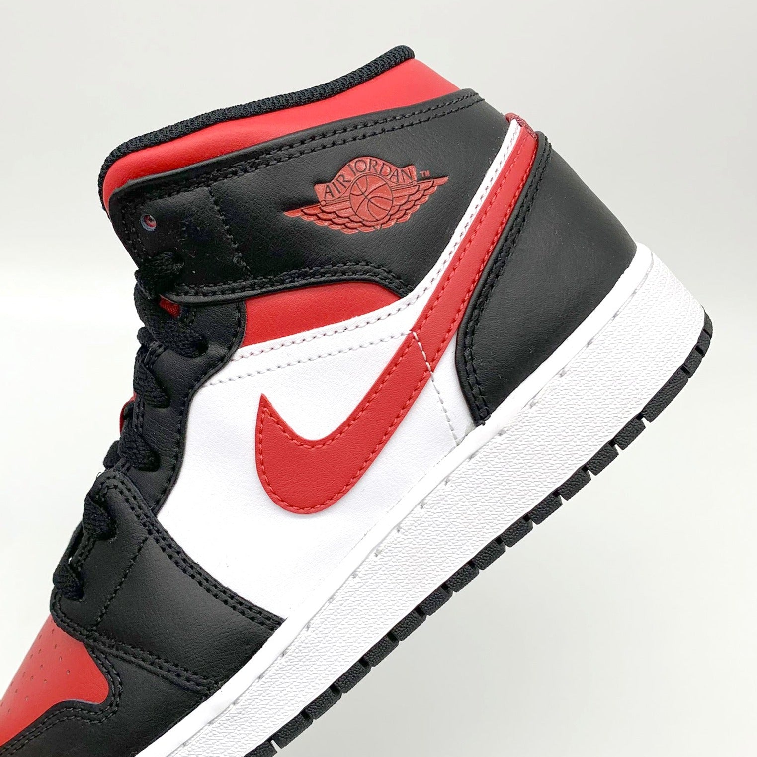 Mw-sneakergoods fire red white air jordan rot mid