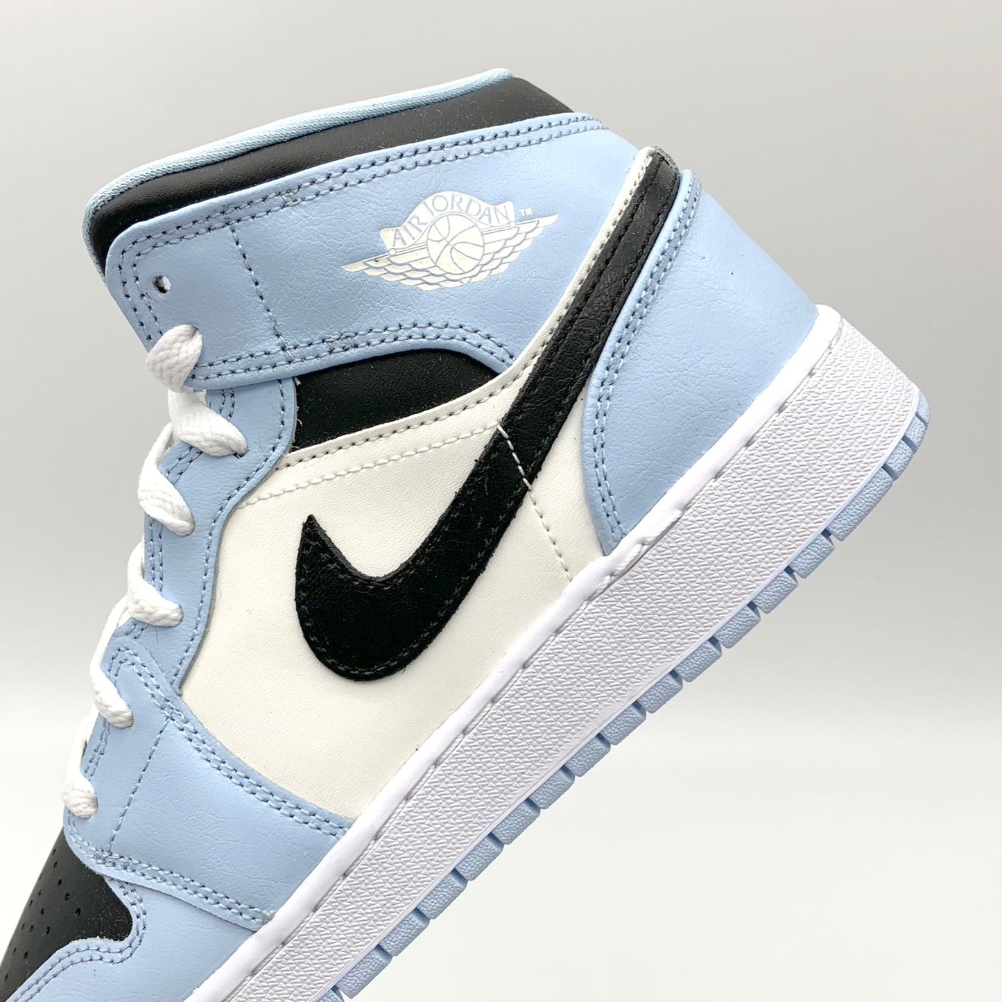 Jordan 1 Mid Ice Blue